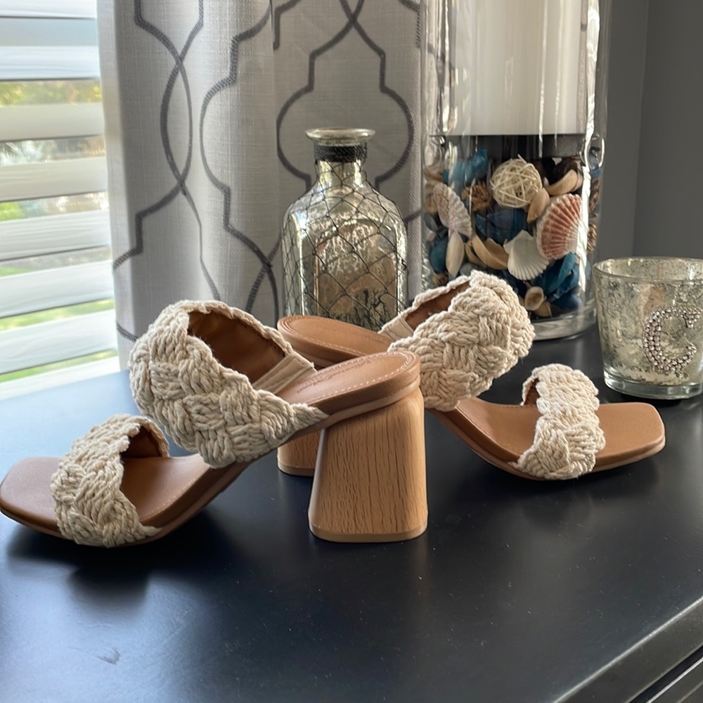 Universal thread women sandals 5.5 off white never wore